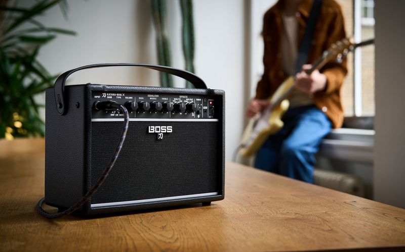 Boss Katana-Mini X - Kraftig MiniCombo, 10W m/ effekter, Bluetooth og oppladbart Batteri