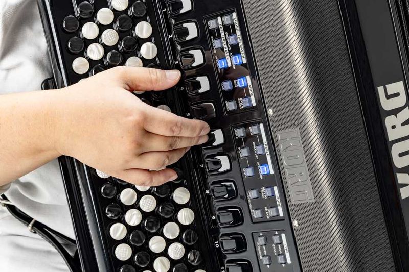 Korg Fisa Suprema FSUP-B-MBK Digitalt Knappetrekkspill