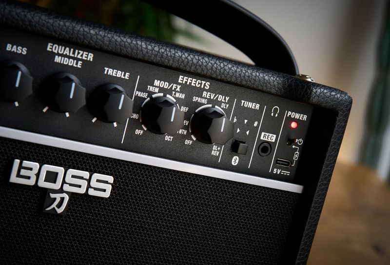 Boss Katana-Mini X - Kraftig MiniCombo, 10W m/ effekter, Bluetooth og oppladbart Batteri