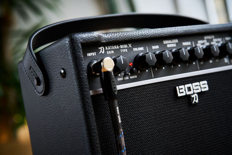 Boss Katana-Mini X - Kraftig MiniCombo, 10W m/ effekter, Bluetooth og oppladbart Batteri